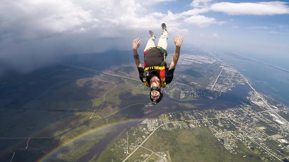 Saar Shapira skydiving